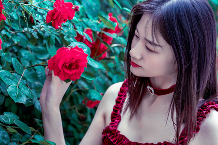 武汉渡江节：两千余名中外“泳士”搏浪长江